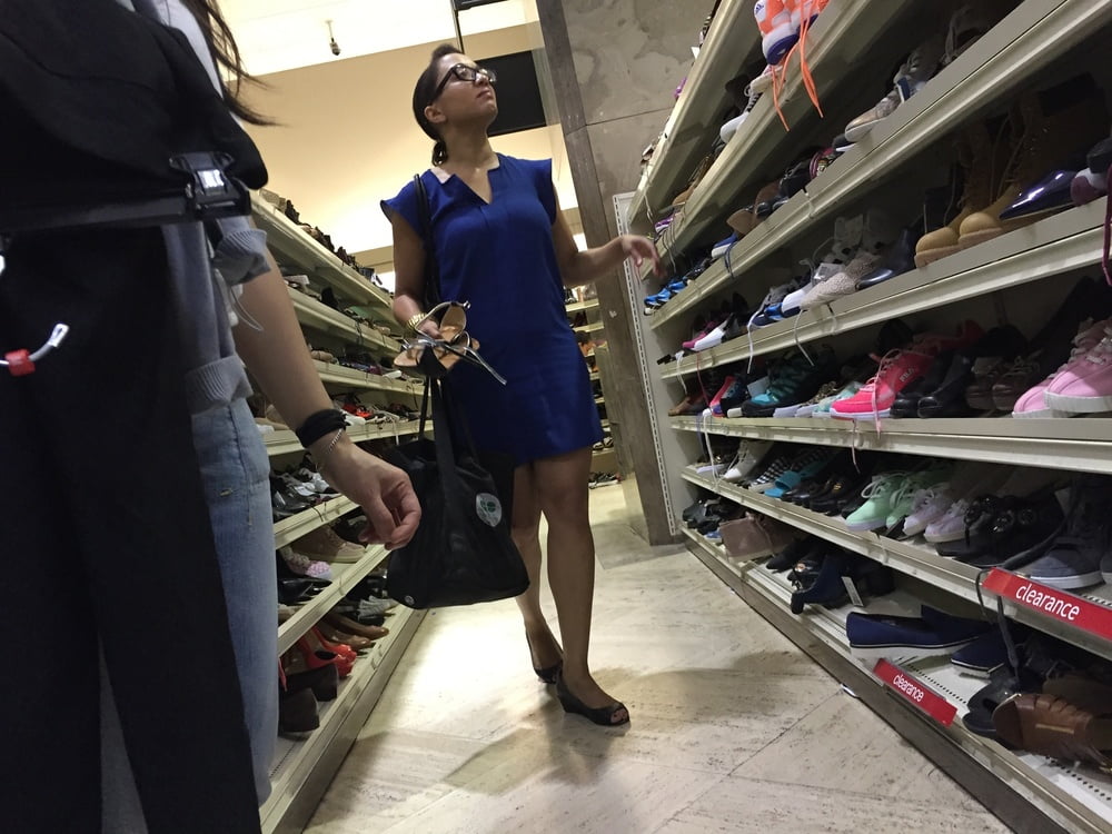 Maduras en tiendas de zapatos
 #94551576