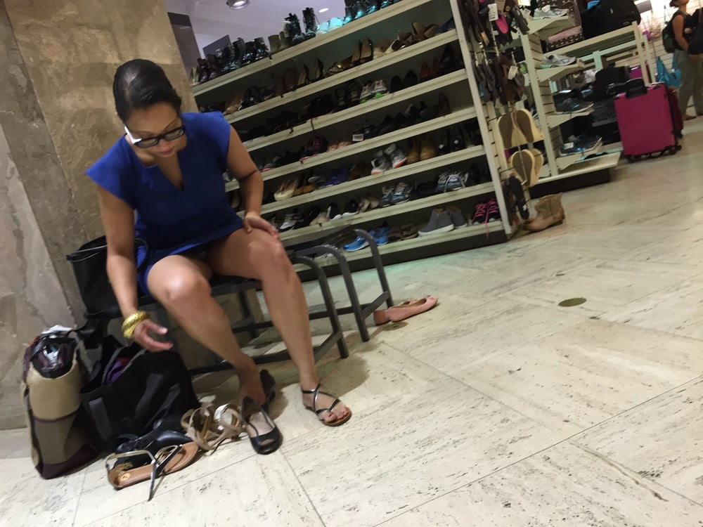 Maduras en tiendas de zapatos
 #94551606