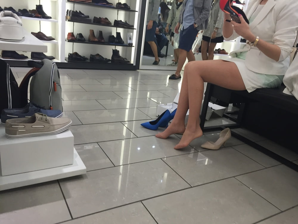 Maduras en tiendas de zapatos
 #94552070
