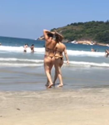 GOSTOSAS DE FIO DENTAL NA PRAIA #80400826
