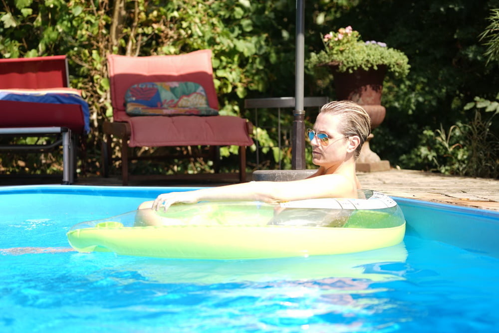 Mature che galleggiano in topless in piscina
 #94215478