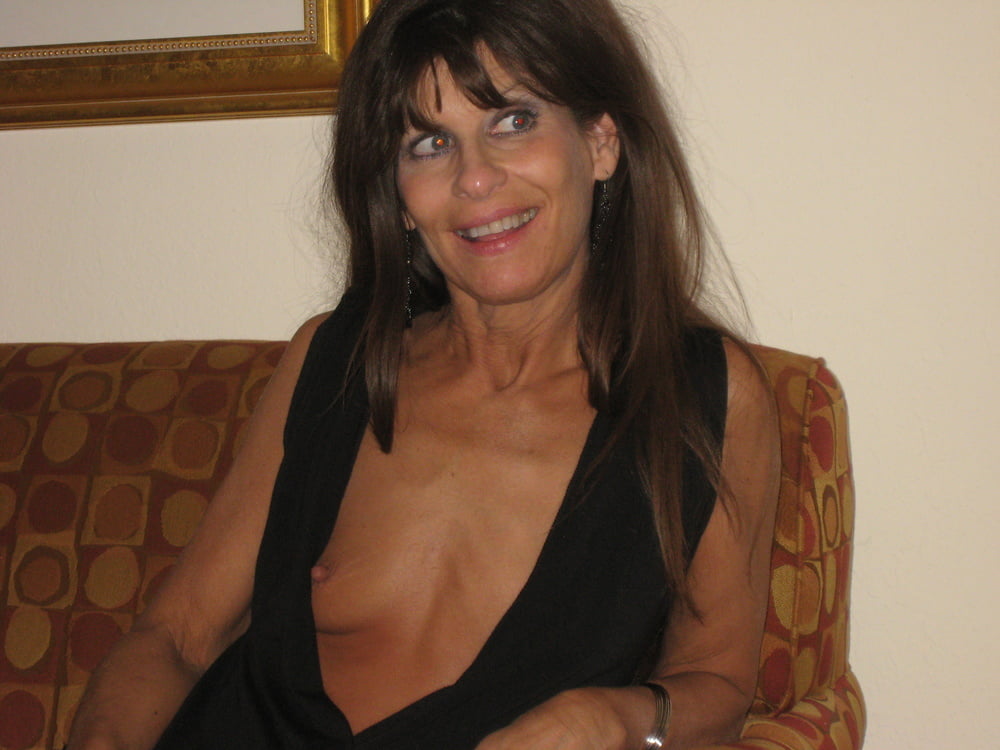Mature housewife sucer et poser
 #96442067