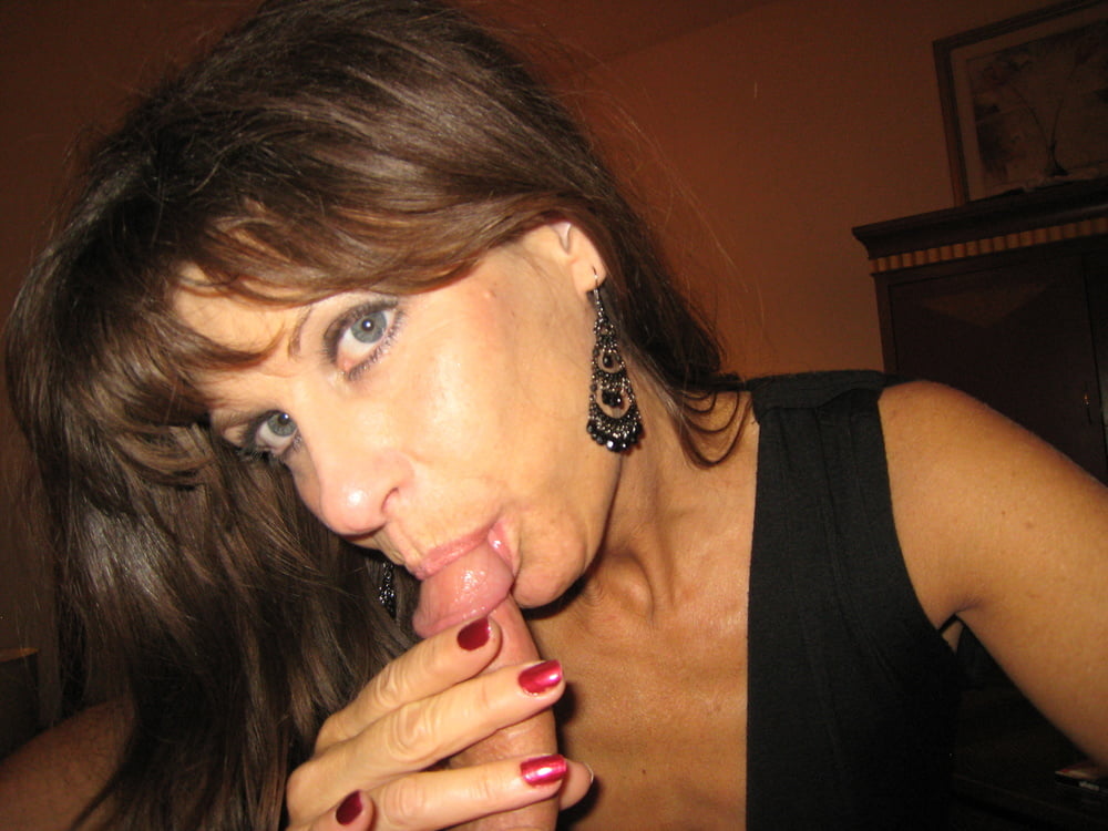 Mature housewife sucer et poser
 #96442115