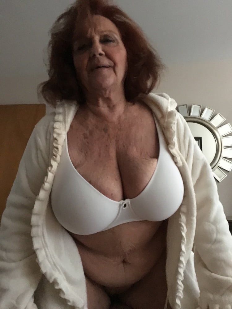 Mamie adore montrer ses seins
 #79672181