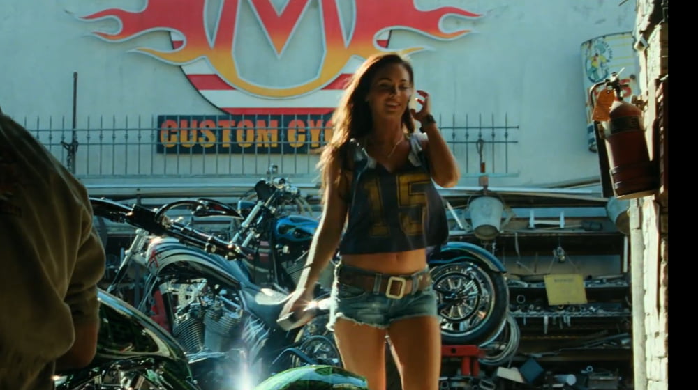 Megan fox transformers 2 bike shop screencaps
 #87510864