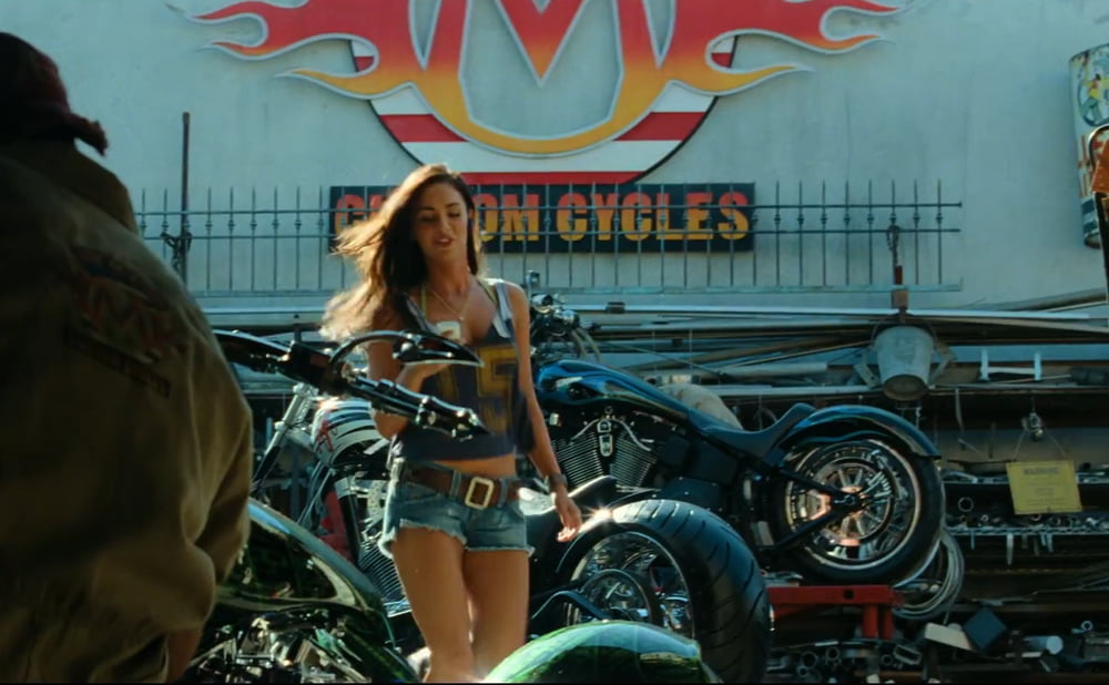 Megan Fox Transformers 2 Bike Shop Screencaps #87510893