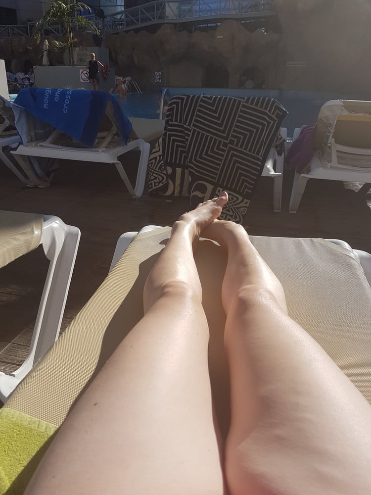 Le gambe e i piedi sexy di mia moglie
 #93491844