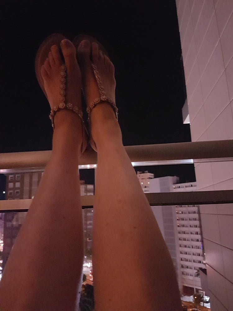 Las piernas y los pies sexy de mi esposa
 #93491853