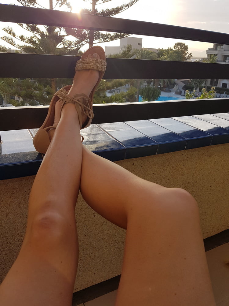 Las piernas y los pies sexy de mi esposa
 #93491859