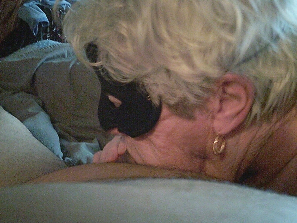 Oma saugt mich auf ihrem Bett
 #103253512