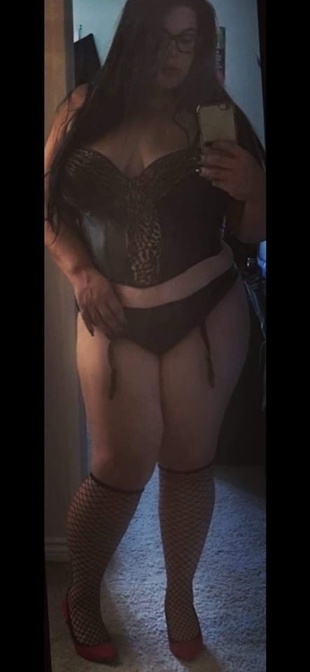 Des filles chaudes en soutien-gorge et culotte et des transexuels sexy.
 #80412217