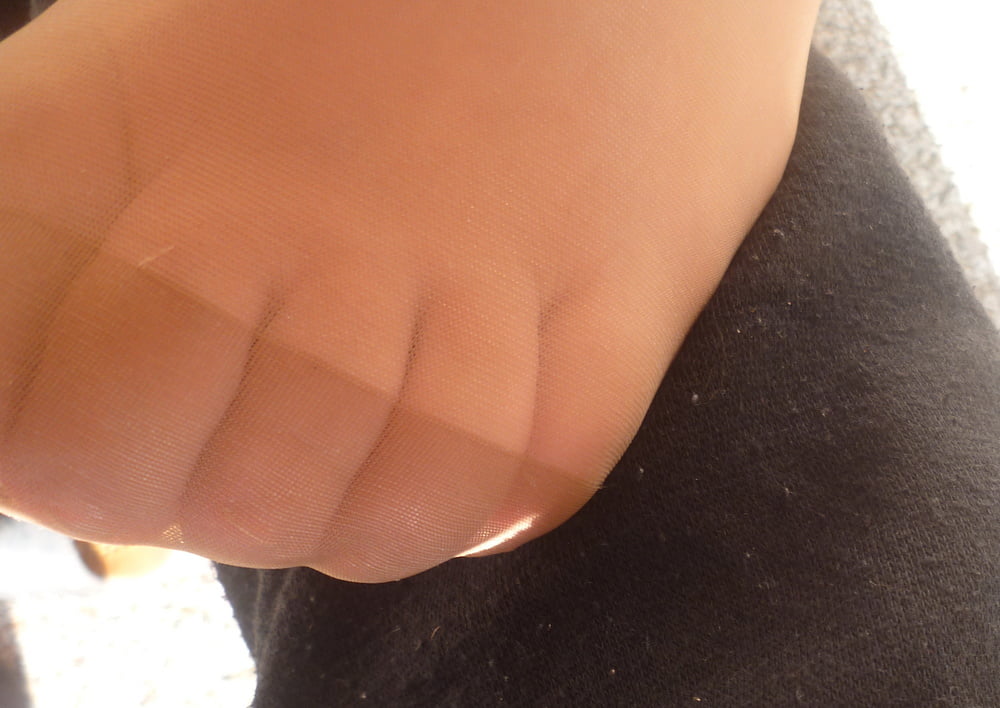 Cette salope cherche ma bite sous la table avec ses pieds
 #103489683