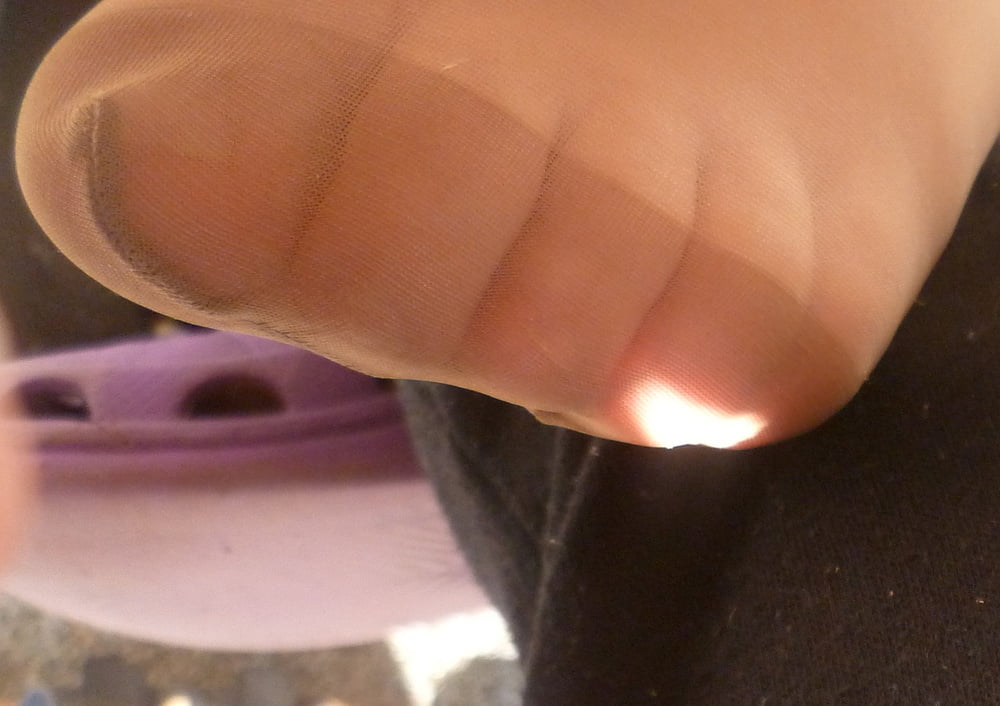 Cette salope cherche ma bite sous la table avec ses pieds
 #103489689