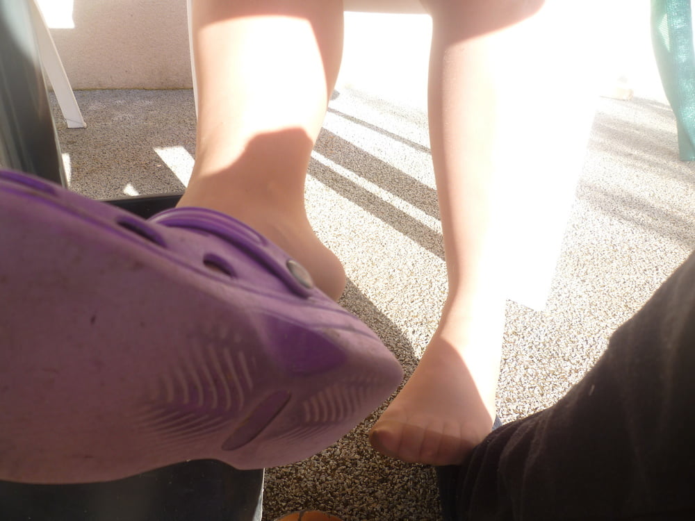 Cette salope cherche ma bite sous la table avec ses pieds
 #103489697