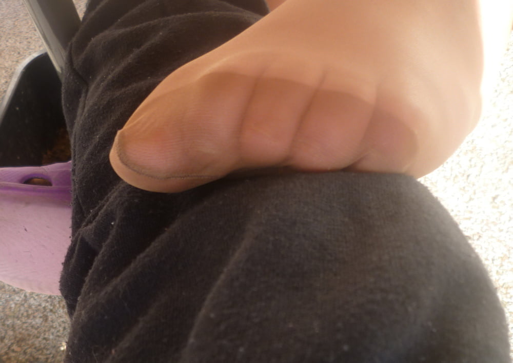 Cette salope cherche ma bite sous la table avec ses pieds
 #103489704