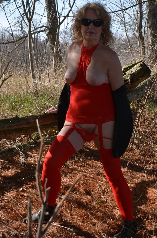 Rotes durchsichtiges Strumpfbandkleid mit Spitzenbesatz und angenähten Strümpfen
 #98552510