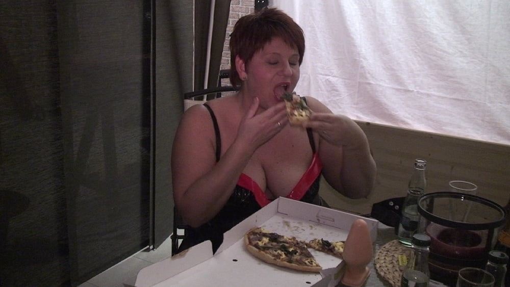 "Io mangio la pizza".
 #87918653