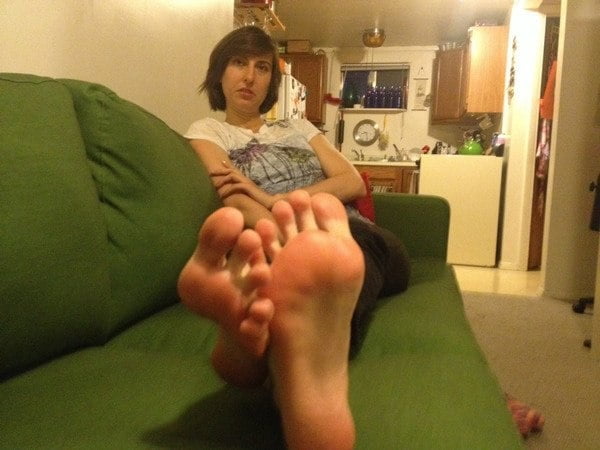 Colorado chica con pies grandes
 #90411817