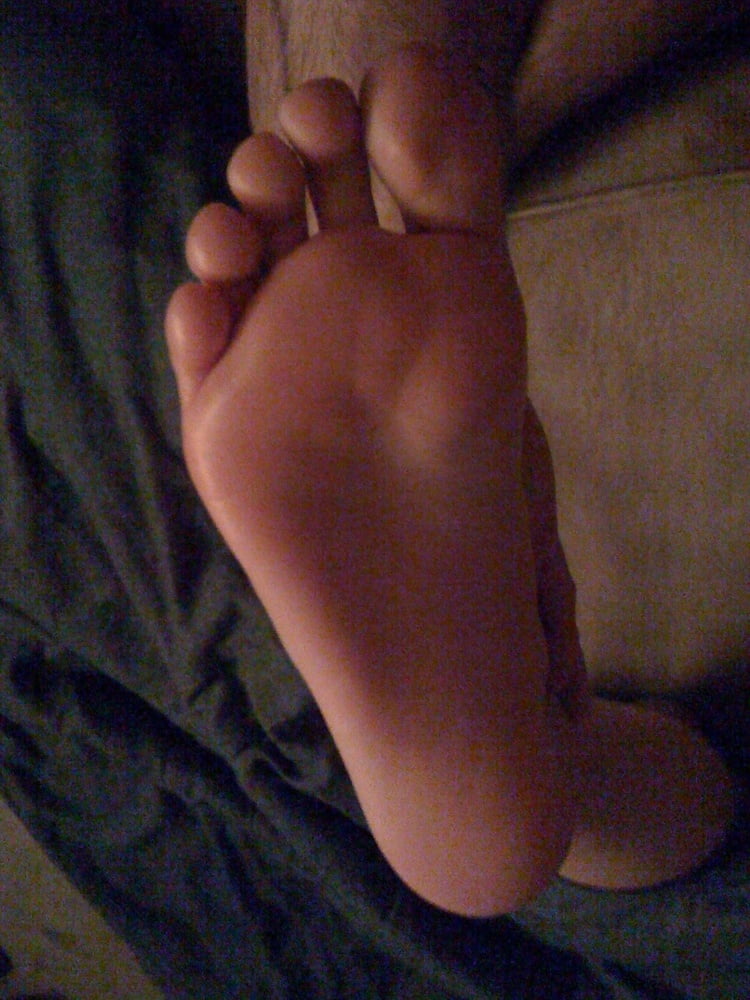 Colorado girl with BIG feet #90411846
