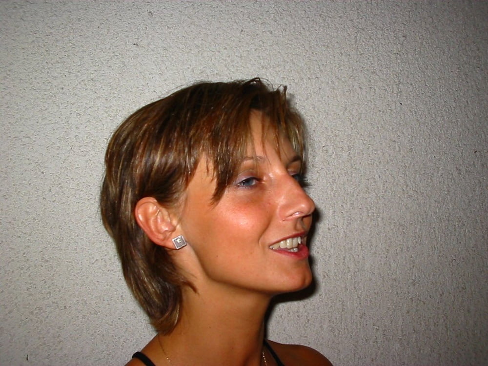 Heiße kurzhaarige Frau entblößt
 #99712004