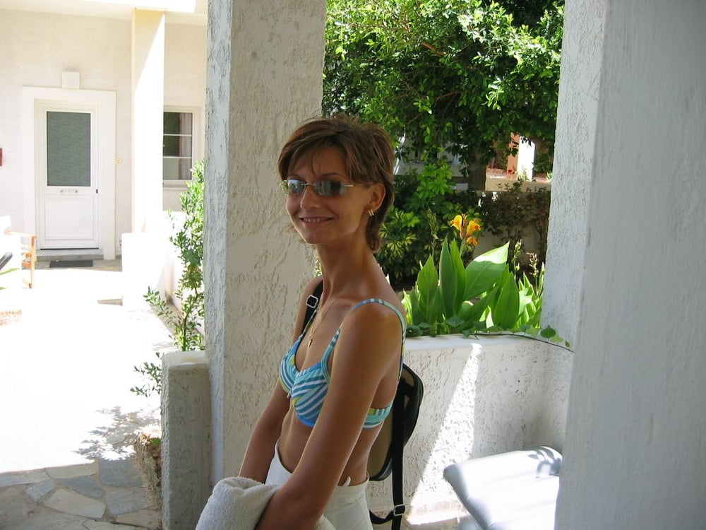 Heiße kurzhaarige Frau entblößt
 #99712027