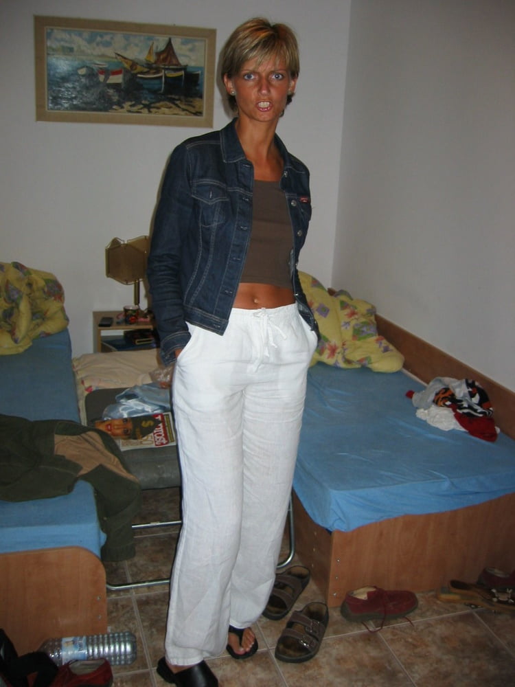 Heiße kurzhaarige Frau entblößt
 #99712031