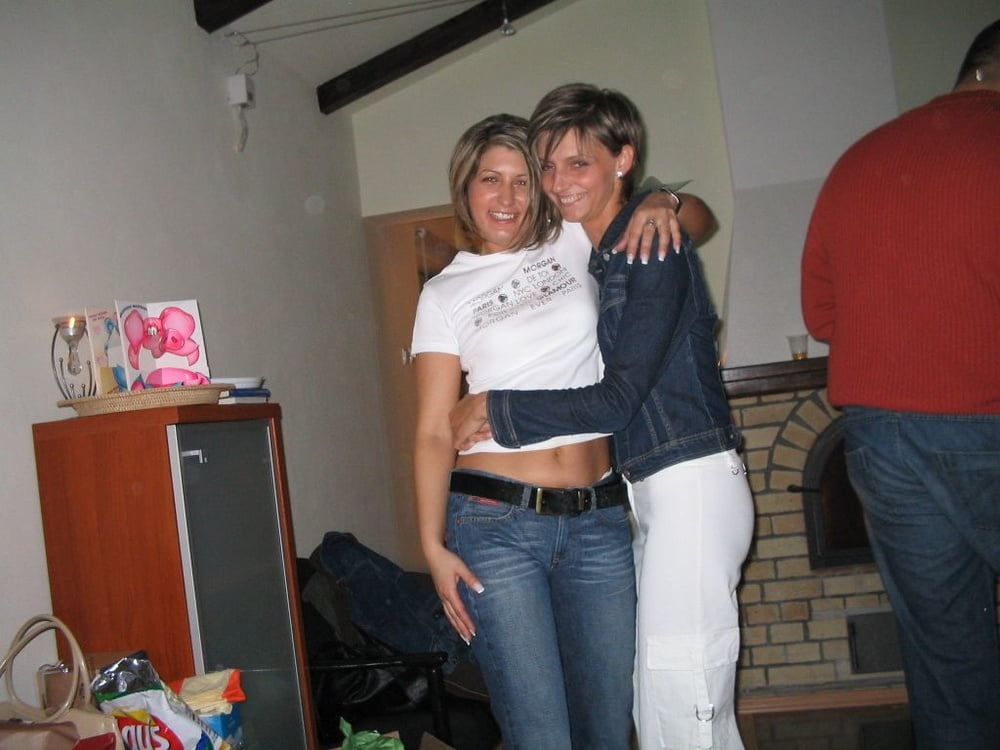 Heiße kurzhaarige Frau entblößt
 #99712036