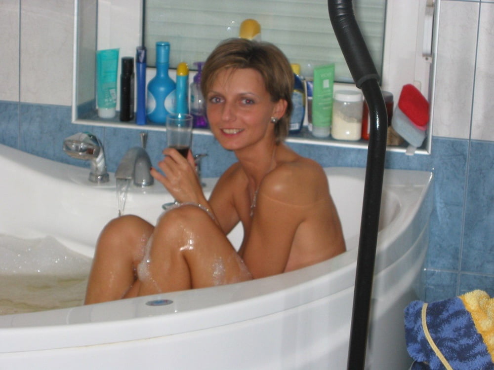 Heiße kurzhaarige Frau entblößt
 #99712047