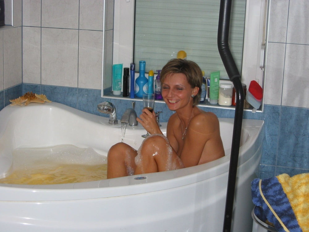 Heiße kurzhaarige Frau entblößt
 #99712049