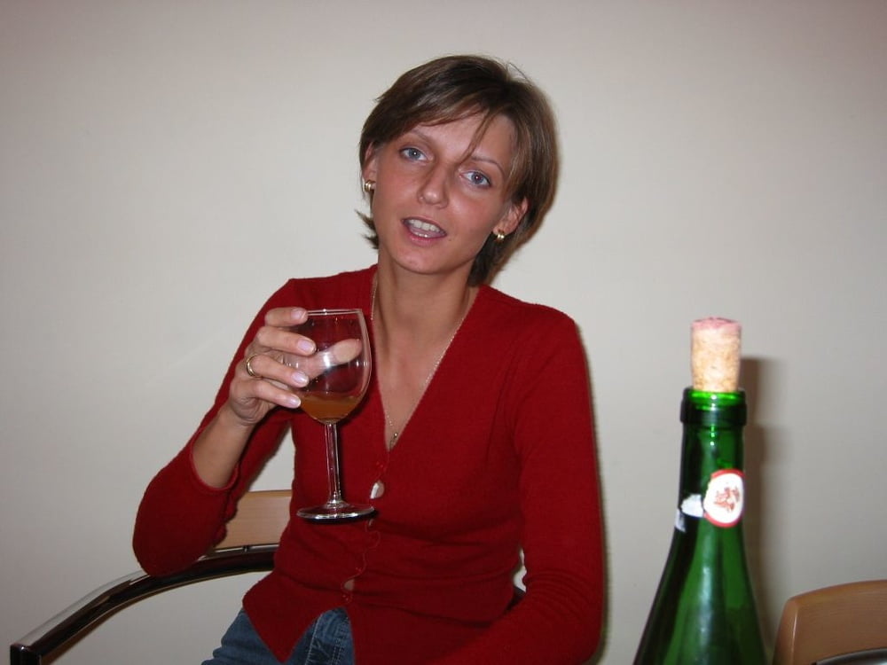 Heiße kurzhaarige Frau entblößt
 #99712062