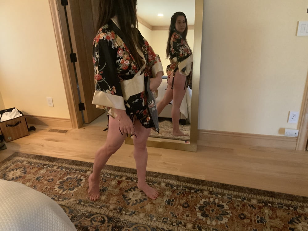 Lei asiatica, una milf sexy, e ama le giarrettiere e le calze
 #92617018