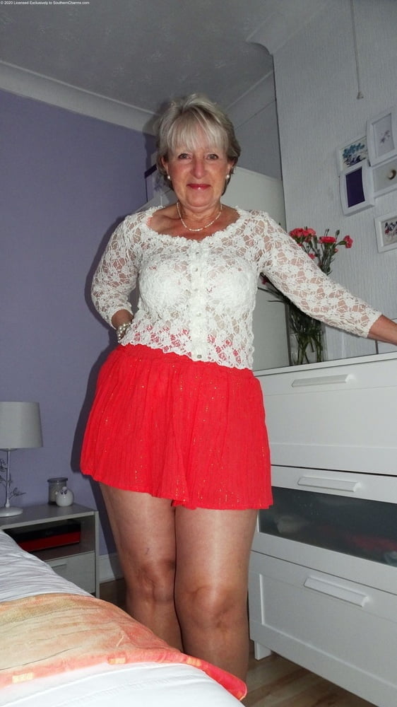 Grand-mère sexy qui écarte les jambes 6
 #96379788