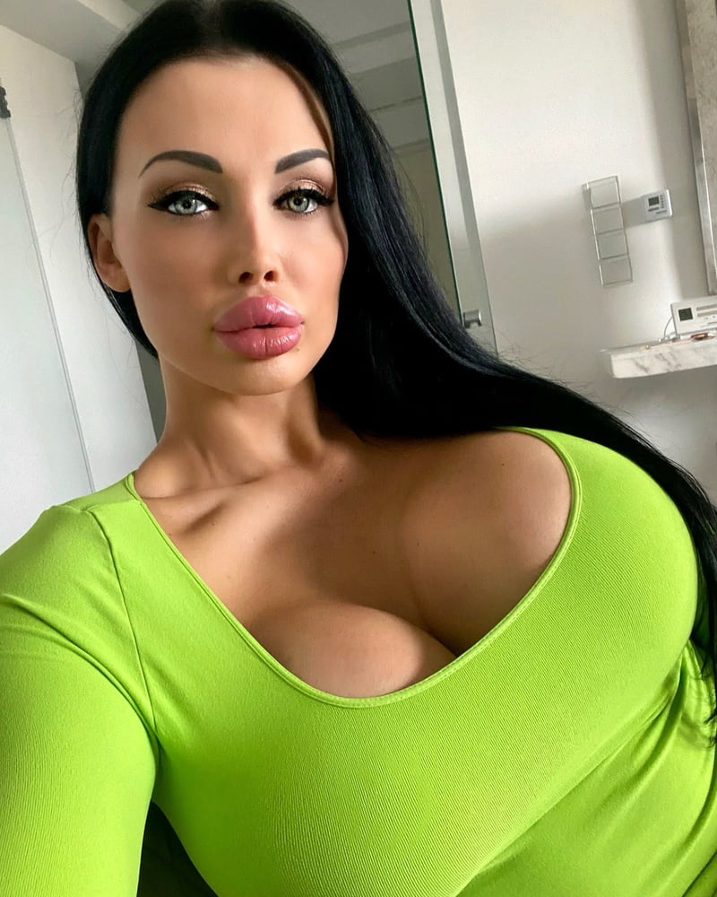 Aletta ocean. labbra, tette e culo finti ma così fottutamente caldi!
 #94622199