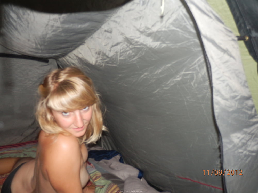 Amateur dans une tente
 #94910628