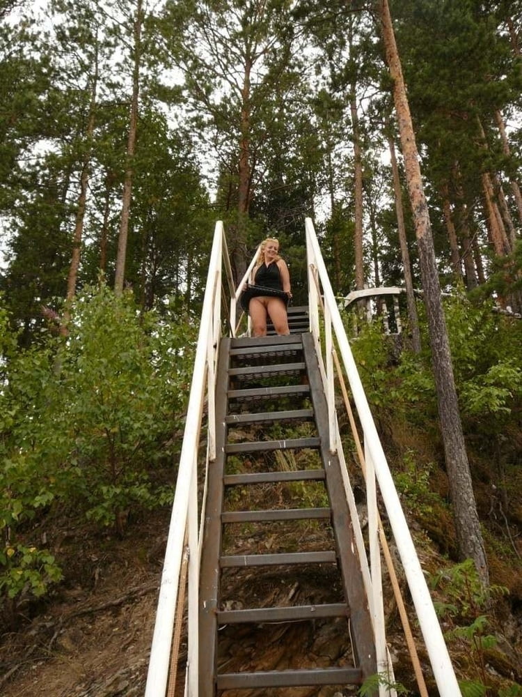 Julia posando al aire libre mezcla
 #97179869