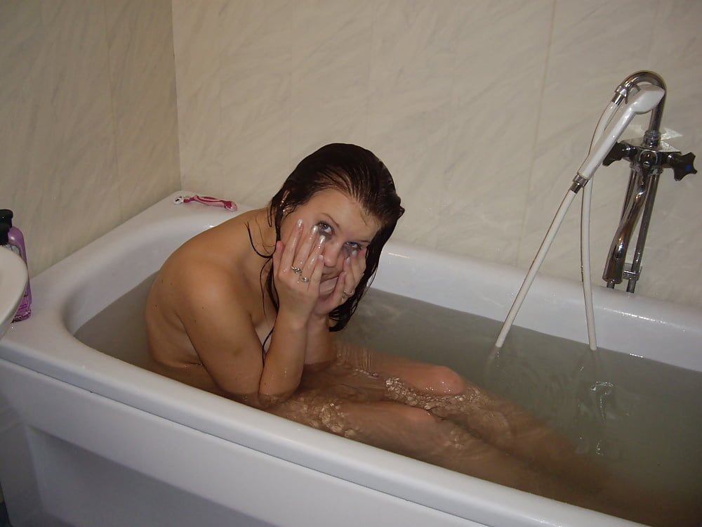 Schwedische Amateur (032) nelly sind nackt in ihrer Badewanne
 #87455037