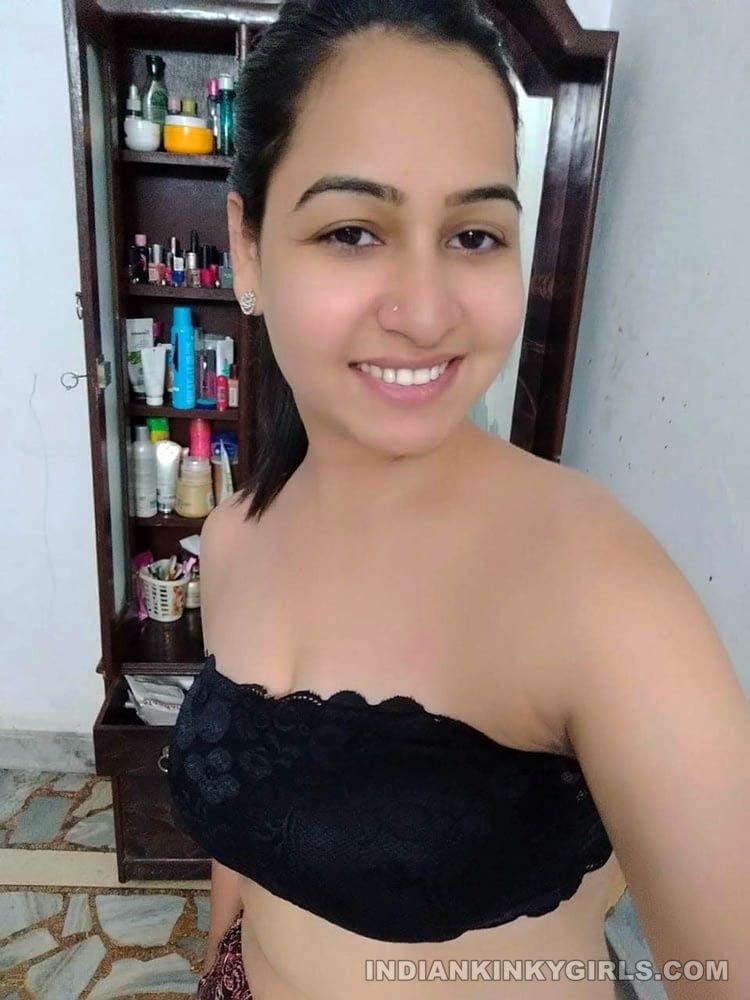 Indisches Mädchen Lockdown Selfie
 #81621575