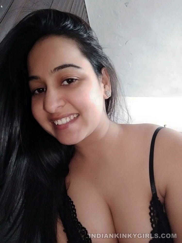 Indisches Mädchen Lockdown Selfie
 #81621578