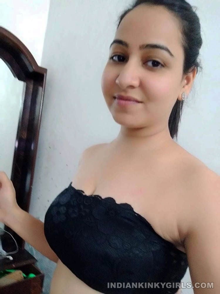 Indisches Mädchen Lockdown Selfie
 #81621581