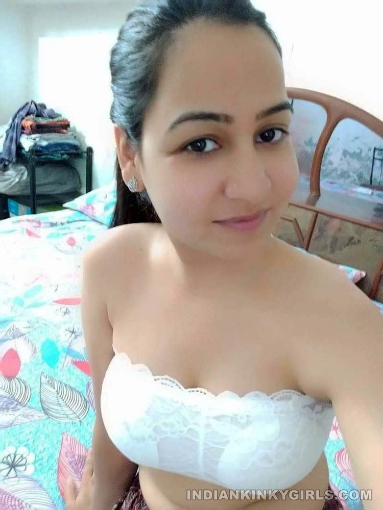 Indisches Mädchen Lockdown Selfie
 #81621583