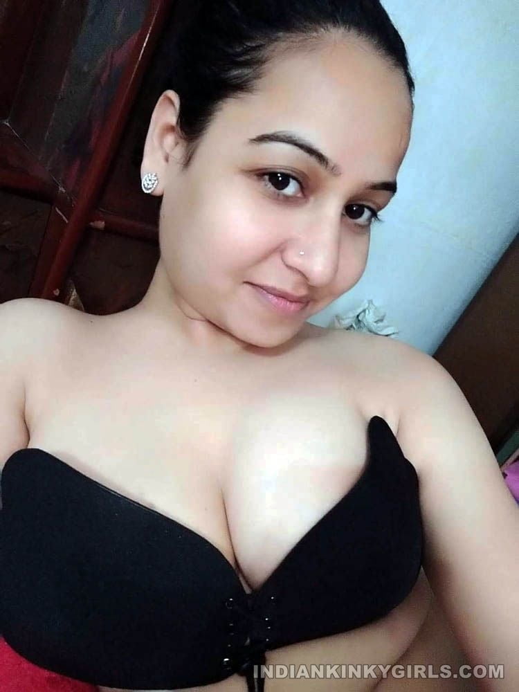 Chica india encerrada selfie
 #81621589