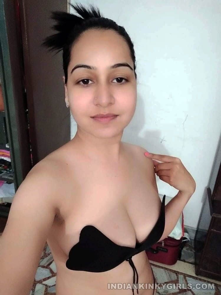 Indisches Mädchen Lockdown Selfie
 #81621591