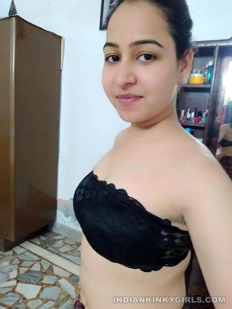 Indisches Mädchen Lockdown Selfie
 #81621594