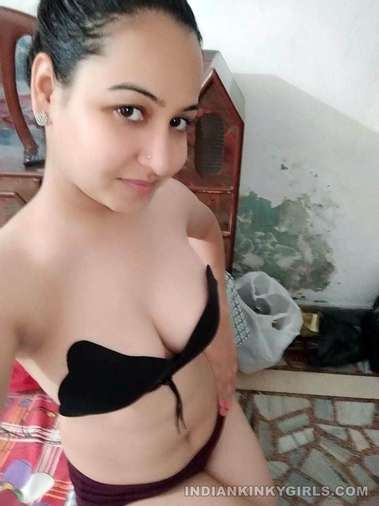 Indisches Mädchen Lockdown Selfie
 #81621597