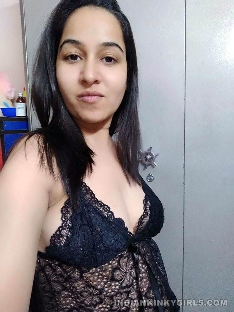 Chica india encerrada selfie
 #81621600