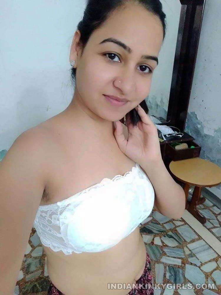 Indisches Mädchen Lockdown Selfie
 #81621606