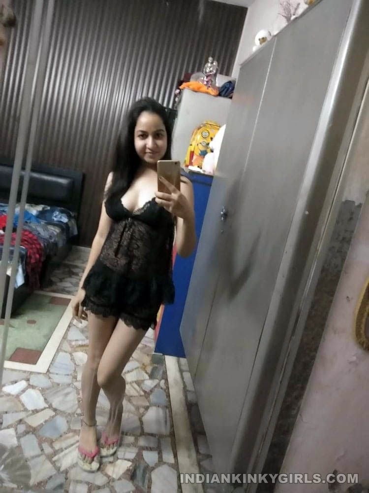 Chica india encerrada selfie
 #81621633
