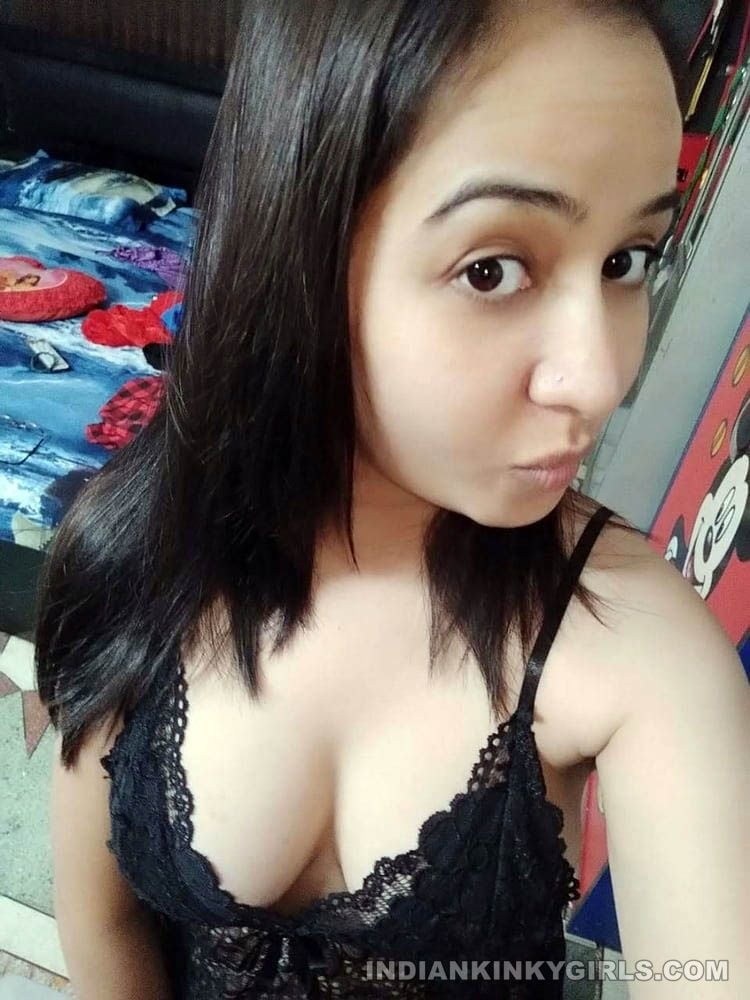 Indisches Mädchen Lockdown Selfie
 #81621651