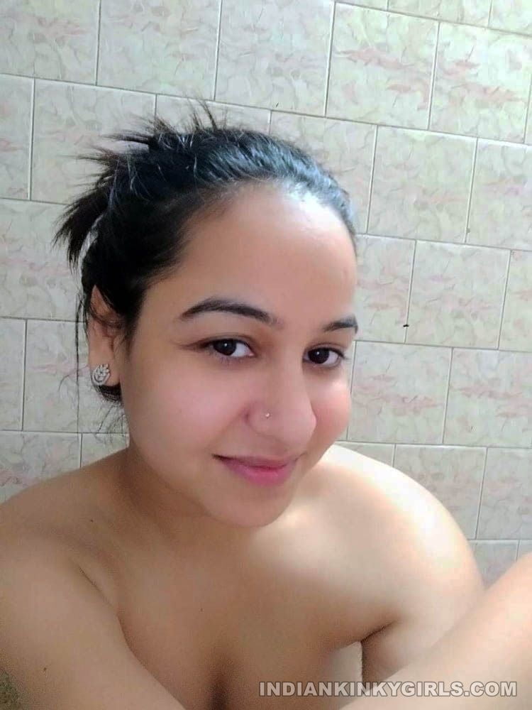 Indisches Mädchen Lockdown Selfie
 #81621660