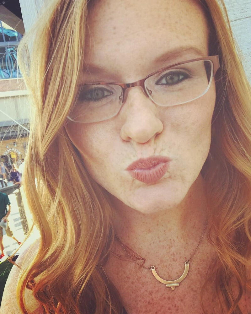 Eng aussehende Rothaarige Schlampe
 #97168181